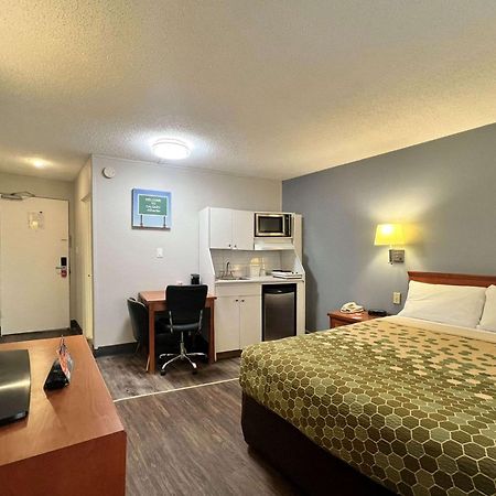Econo Lodge Motel Village Калгари Экстерьер фото