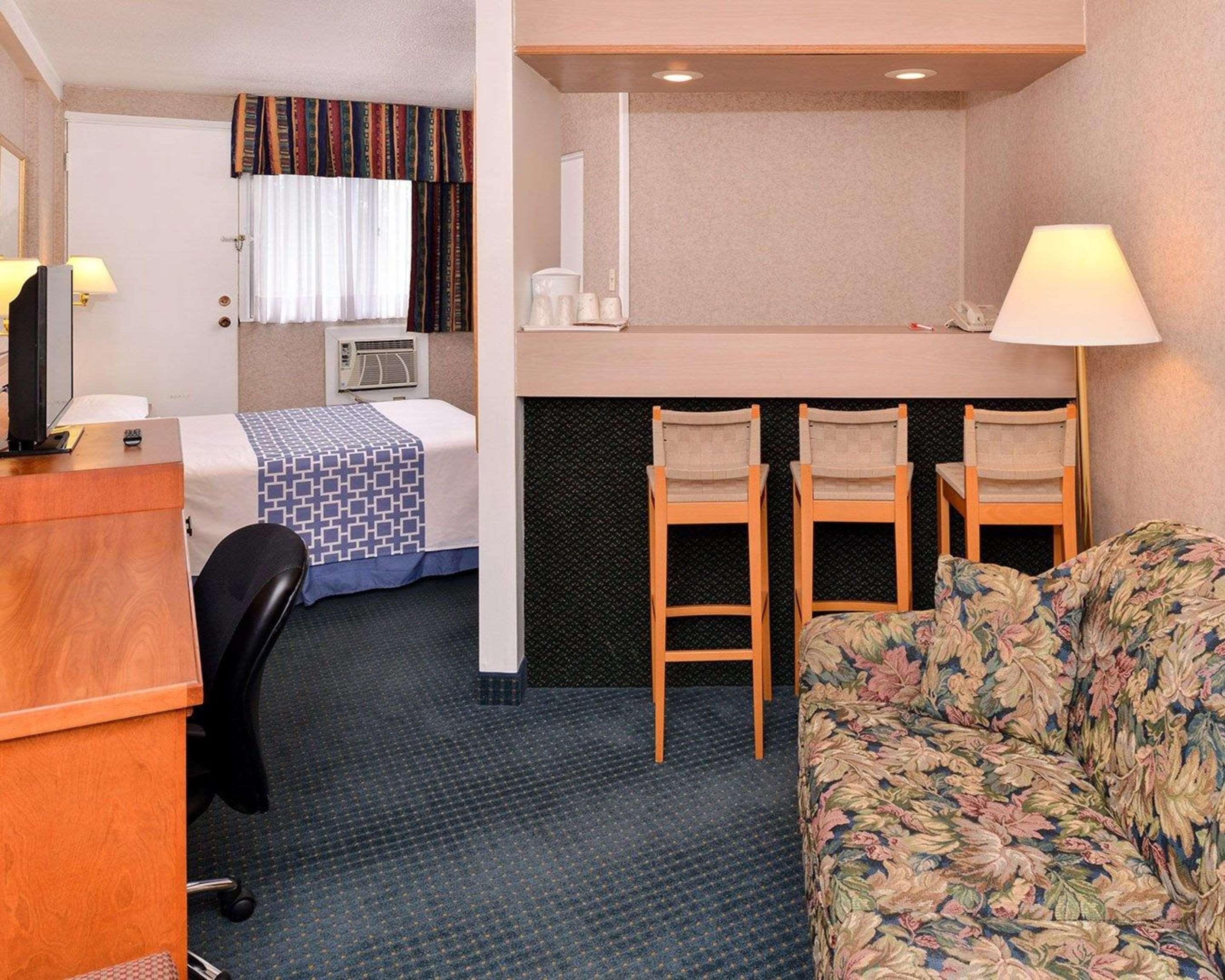 Econo Lodge Motel Village Калгари Экстерьер фото