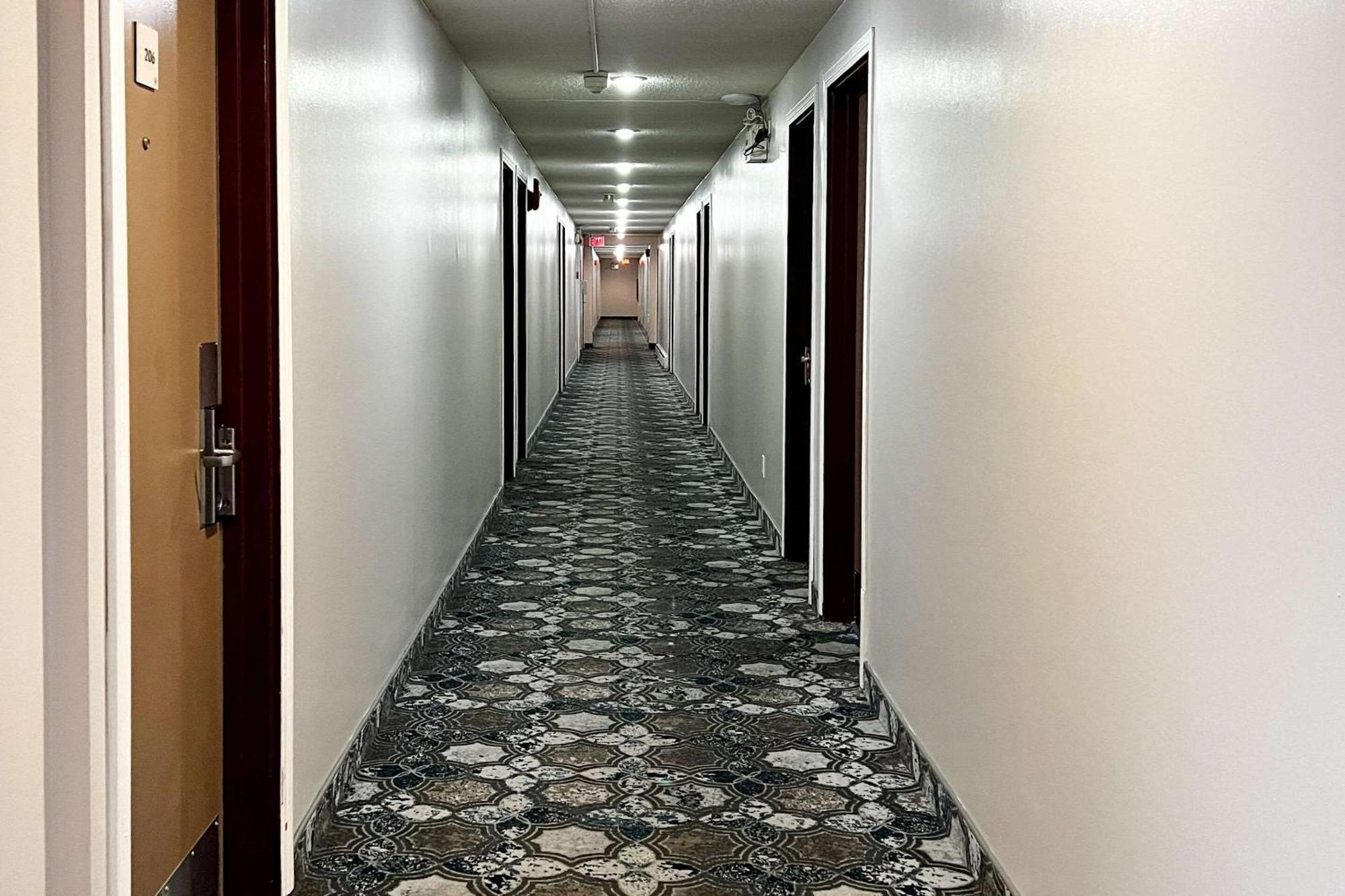 Econo Lodge Motel Village Калгари Экстерьер фото