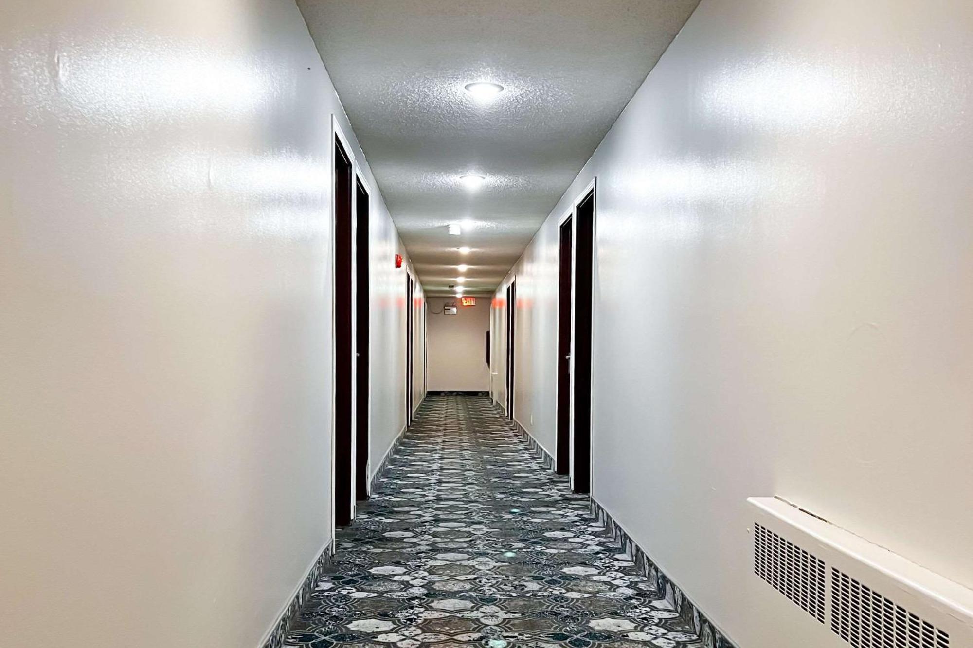 Econo Lodge Motel Village Калгари Экстерьер фото