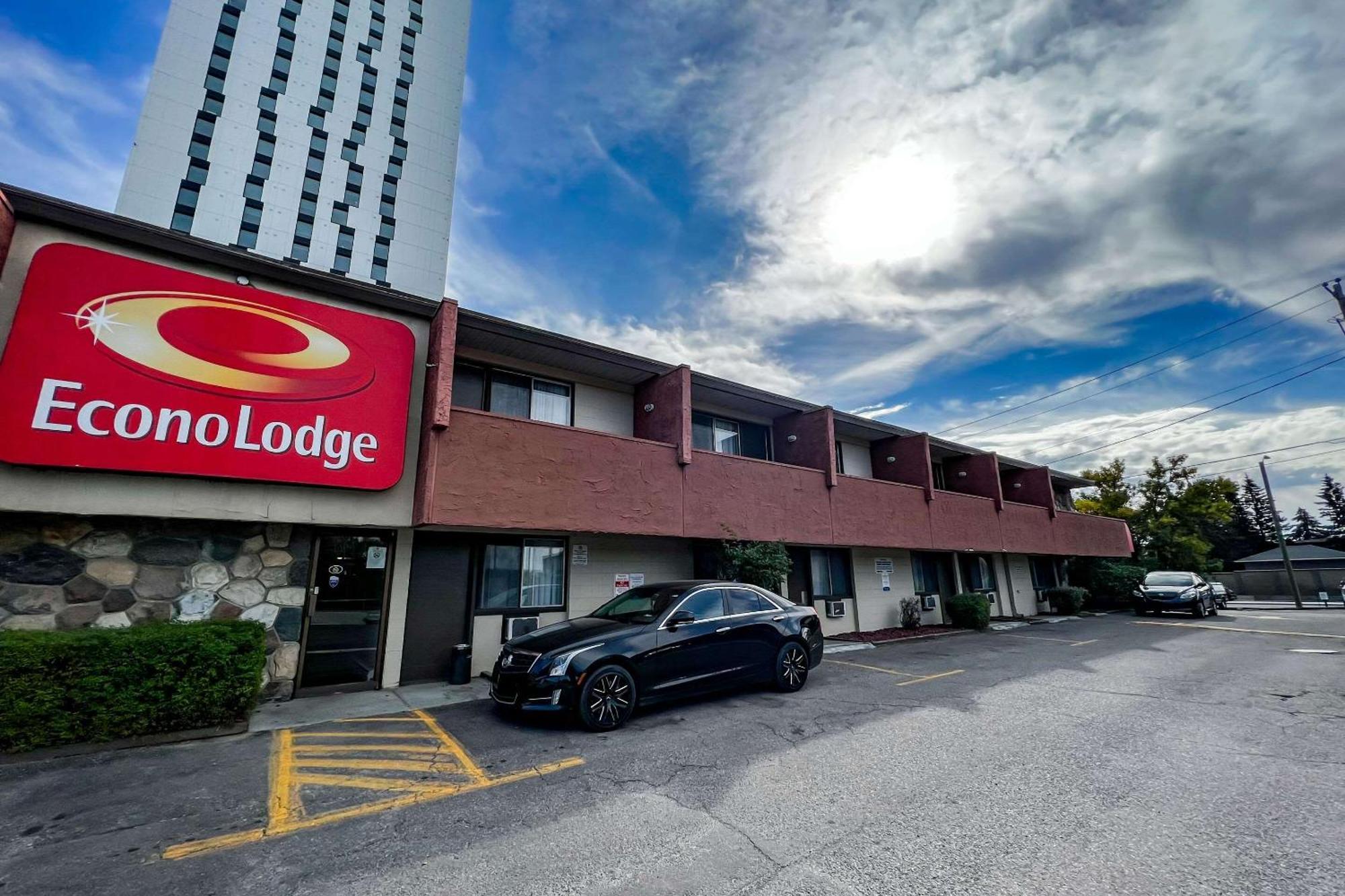 Econo Lodge Motel Village Калгари Экстерьер фото