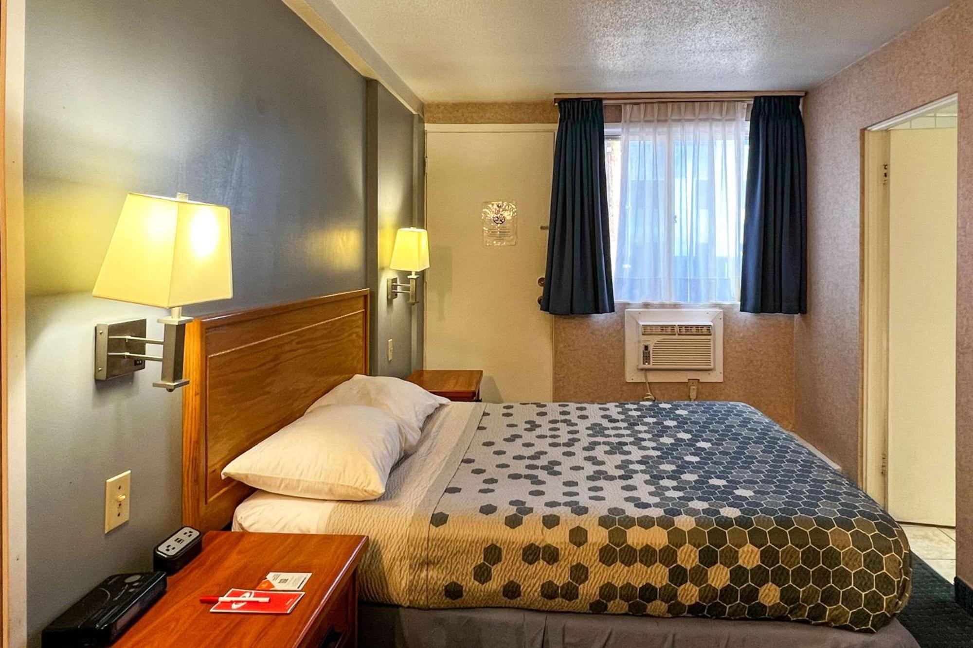 Econo Lodge Motel Village Калгари Экстерьер фото