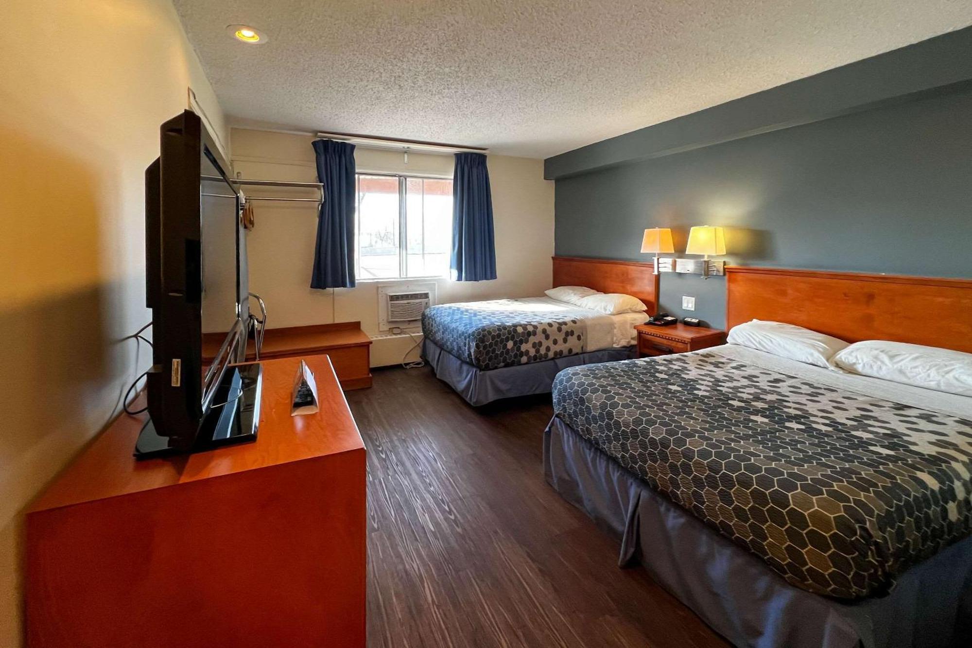 Econo Lodge Motel Village Калгари Экстерьер фото