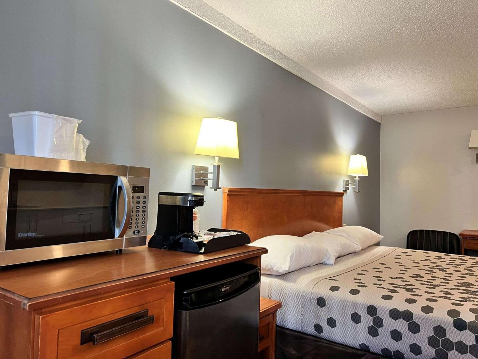 Econo Lodge Motel Village Калгари Экстерьер фото
