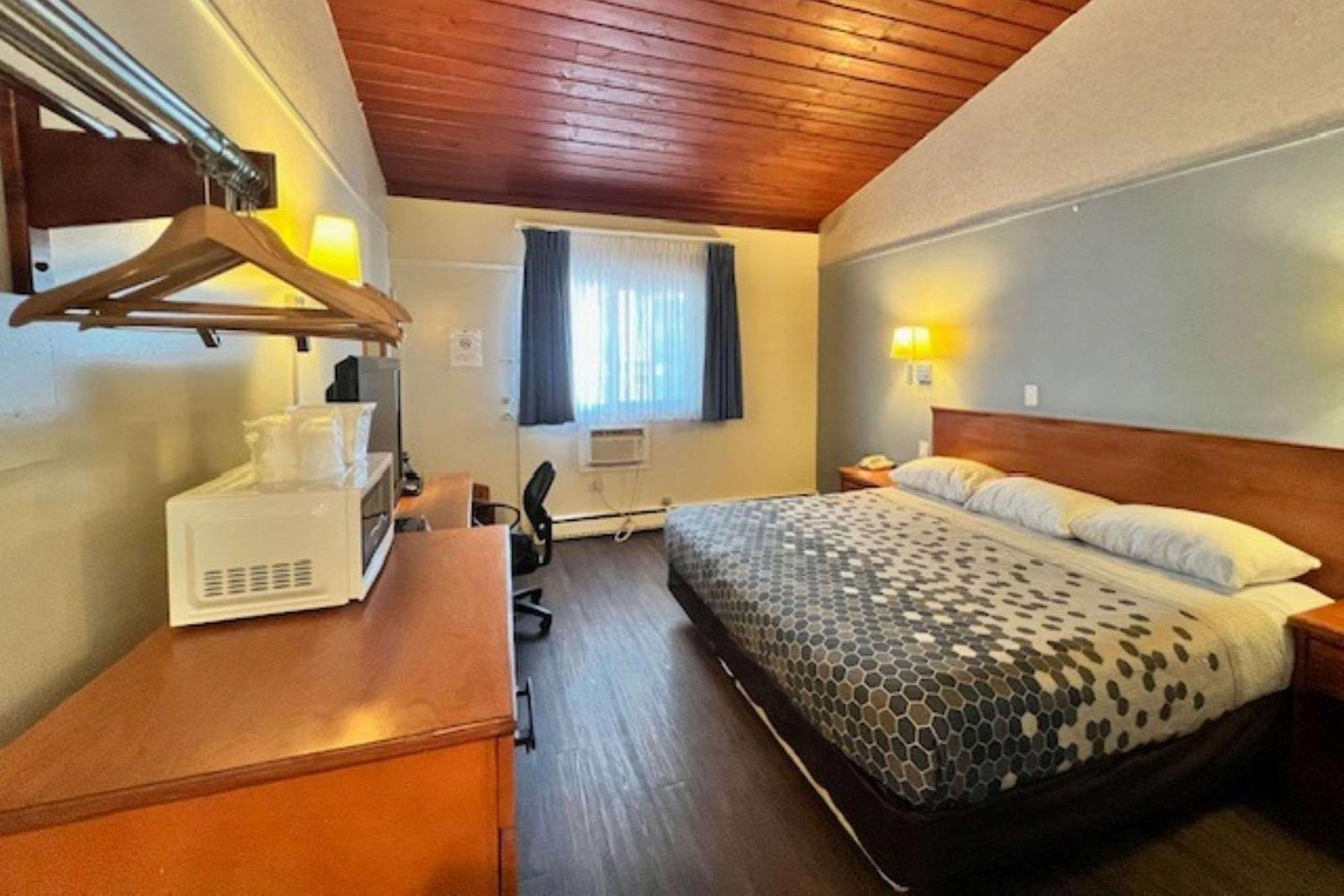 Econo Lodge Motel Village Калгари Экстерьер фото