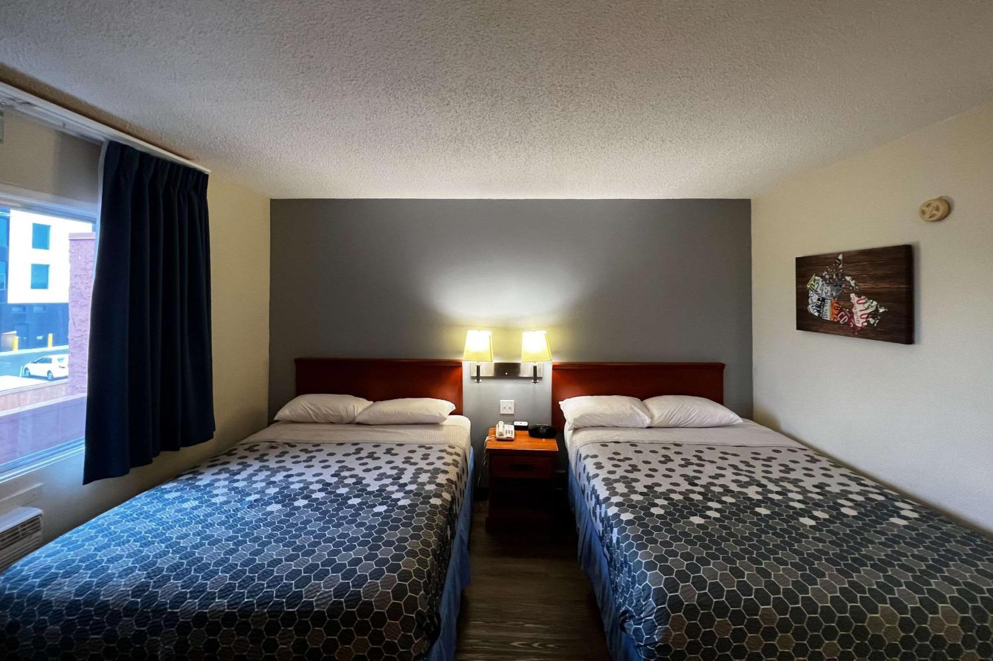 Econo Lodge Motel Village Калгари Экстерьер фото